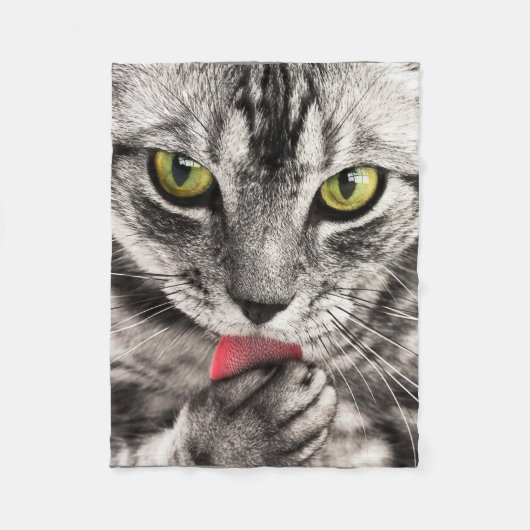 Tabby Cat Licking Paw Fleece Deken (Voorkant)