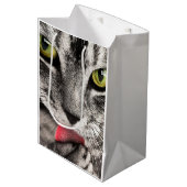 Tabby Cat Licking Paw Medium Cadeauzakje (Voorkant Gekanteld)