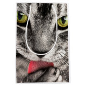 Tabby Cat Licking Paw Medium Cadeauzakje (Voorkant)