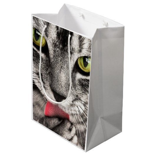 Tabby Cat Licking Paw Medium Cadeauzakje (Achterkant Gekanteld)