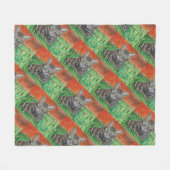 Tabby cat looking curious in grass fleece blanket deken (Voorkant (Horizontaal))