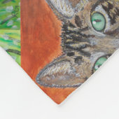 Tabby cat looking curious in grass fleece blanket deken (Hoek)