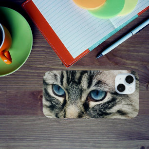Tabby Cat met Blue Eyes Close-up iPhone 15 Case