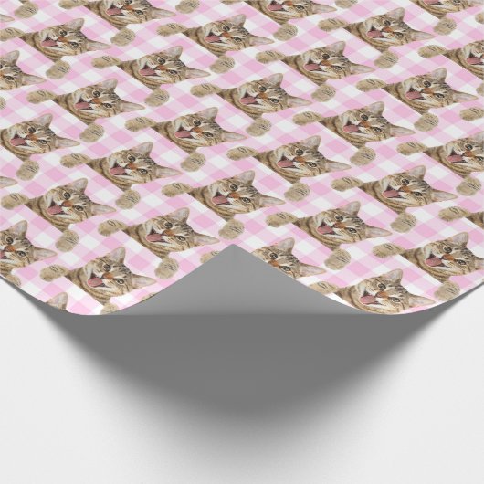 Tabby Cat op roze gingham Cadeaupapier (Hoek)