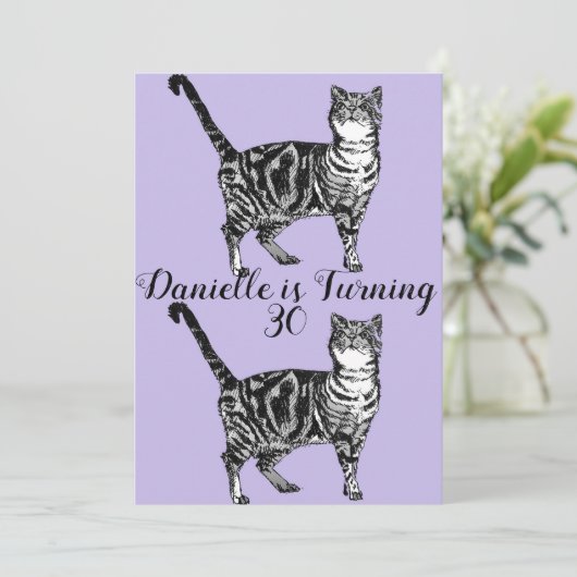 Tabby Cat Paarse Art 30e Verjaardagsuitnodiging Kaart (Staand voorkant)