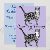 Tabby Cat Paarse Art 30e Verjaardagsuitnodiging Kaart (Voorkant / Achterkant)
