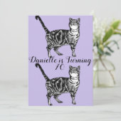 Tabby Cat Paarse Art 70e Verjaardagsuitnodiging Kaart (Staand voorkant)