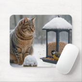 Tabby Cat Watching a Bird On a Feeder Muismat (Met muis)
