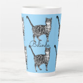 Tabby Cat Whimsical Lichtblauw Katten Latte Latte Mok (Voorkant)