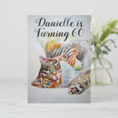 Tabby Cat Women's 60ste verjaardag uitnodiging (Staand voorkant)