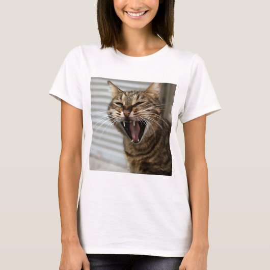 Tabby Cat Yawning Artistic Portret T-shirt (Voorkant)