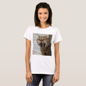 Tabby Cat Yawning Artistic Portret T-shirt (Voorkant volledig)