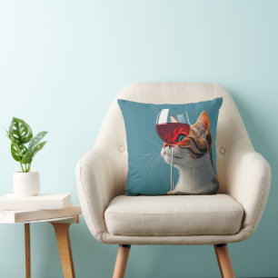Tabby kat met glas rode wijn kussen
