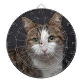 Tabby kat met groene ogen tegen zwarte achtergrond dartbord (Voorkant)