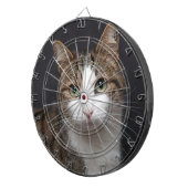 Tabby kat met groene ogen tegen zwarte achtergrond dartbord (Voorkant Rechts)