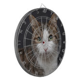 Tabby kat met groene ogen tegen zwarte achtergrond dartbord (Voorkant Links)