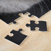 Tabby kat met groene ogen tegen zwarte achtergrond legpuzzel (Zijkant)