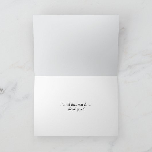 Tabby kat op oude bank dank u kaart (Binnen)