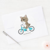 Tabby kat rijdt op een fiets. ronde sticker (Envelop)