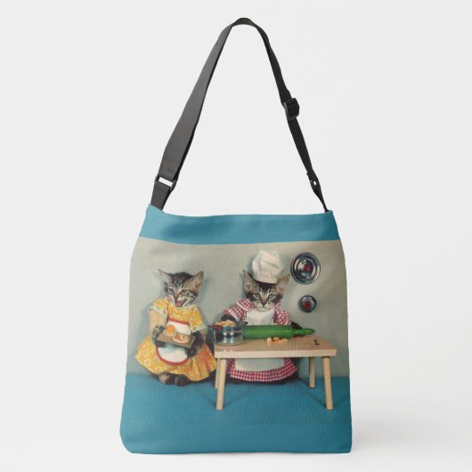tabby kitten chef. en tabby kitten assistent crossbody tas (Achterkant)
