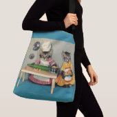 tabby kitten chef. en tabby kitten assistent crossbody tas (Dichtbij)
