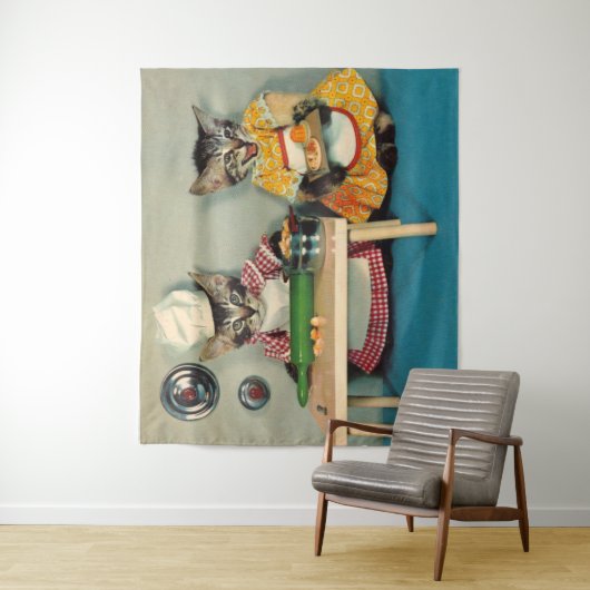 tabby kitten chef. en tabby kitten assistent wandkleed (In situ)