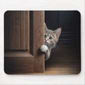 Tabby kitten gluren rond een houten deur muismat (Voorkant)