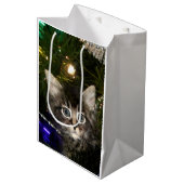 Tabby kitten in kerstboom medium cadeauzakje (Voorkant Gekanteld)