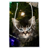 Tabby kitten in kerstboom medium cadeauzakje (Voorkant)