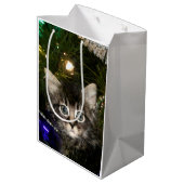 Tabby kitten in kerstboom medium cadeauzakje (Achterkant Gekanteld)