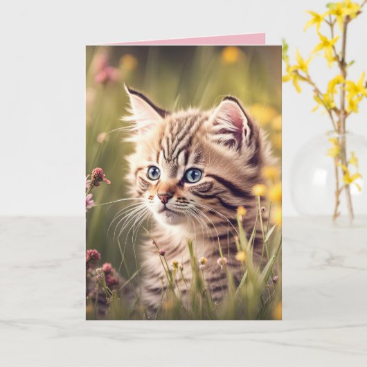 Tabby kitten in wilde bloemen kaart (Gele Bloem)