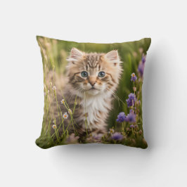 Tabby kitten in wilde bloemen kussen