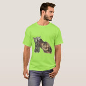 Tabby Kitten krijgt een pitbull kus T-shirt (Voorkant volledig)