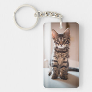 Tabby Kitten op tafel Sleutelhanger