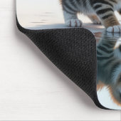 Tabby kitten reflectie in een plas muismat (Hoek)