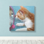 tabby kitten reflectie in spiegel canvas afdruk (Insitu (Houten vloer))