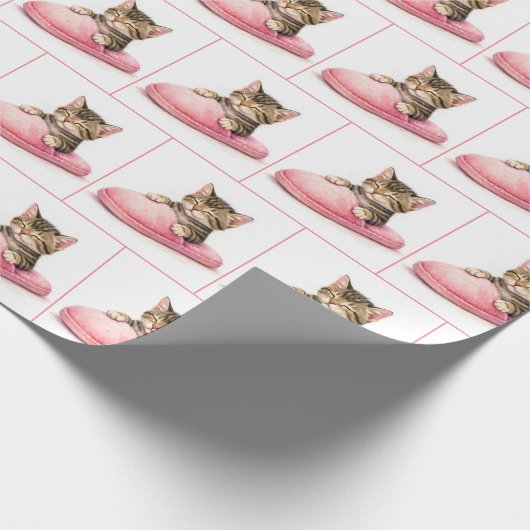 Tabby Kitten Sleeping in a Pink Slipper Cadeaupapier (Hoek)