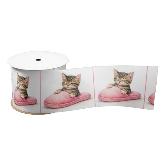 Tabby Kitten Sleeping in a Pink Slipper Satijnen Lint (Spoel)