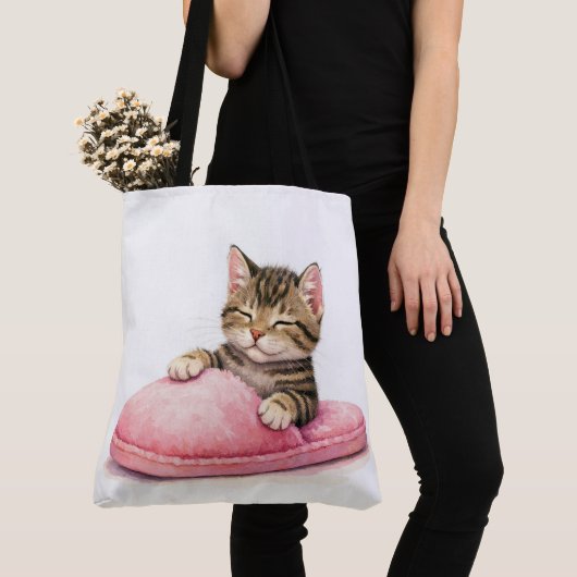 Tabby Kitten Sleeping in a Pink Slipper Tote Bag (Dichtbij)