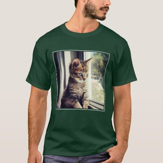 Tabby Kitten Watching T-shirt (Voorkant)