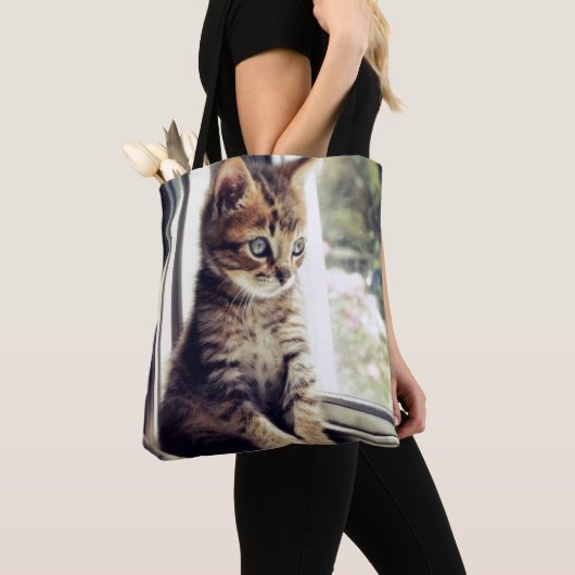 Tabby Kitten Watching Tote Bag (Dichtbij)