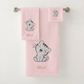 Tabby Kitty Cat & Name Text op Light Pink Bad Handdoek (Insitu)