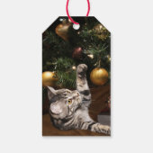 Tabby kitty met kerstmis cadeaulabel (Achterkant)