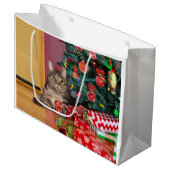 Tabby kitty met kerstmis groot cadeauzakje (Voorkant Gekanteld)