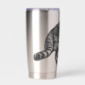 Tabby Under Snowlight Glow Geïsoleerde Drinkbeker (Voorkant)