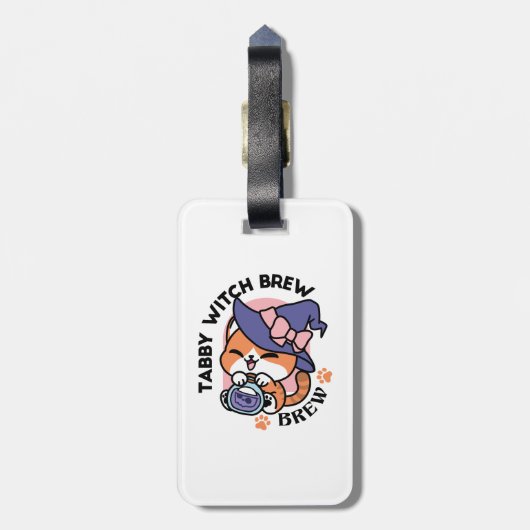 Tabby Witch Brew – Cute Halloween Cat Design Bagagelabel (Achterkant verticaal)