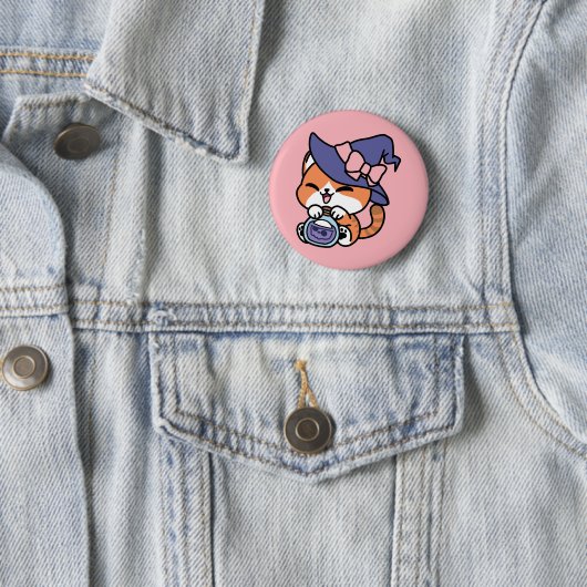 Tabby Witch Brew – Cute Halloween Cat Design Ronde Button 5,7 Cm (In situ)