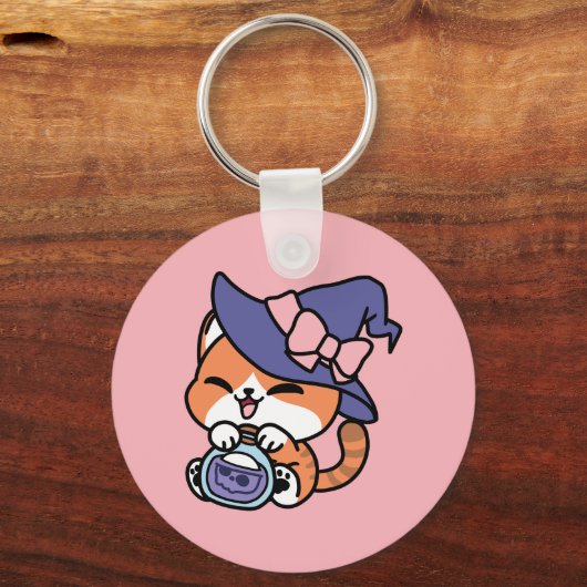 Tabby Witch Brew – Cute Halloween Cat Design Sleutelhanger (Achterkant)