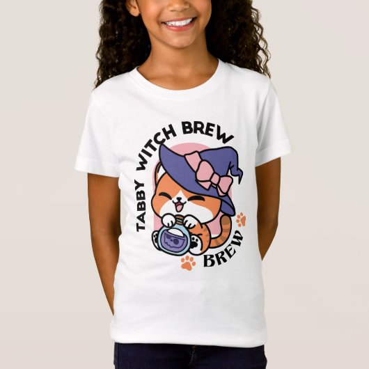 Tabby Witch Brew – Cute Halloween Cat Design T-shirt (Voorkant)