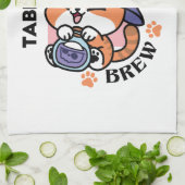 Tabby Witch Brew – Cute Halloween Cat Design Theedoek (Gevouwen)